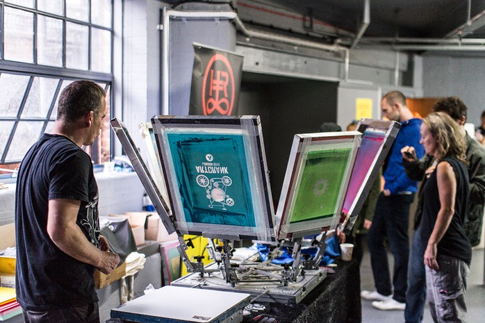 Live screen-printing